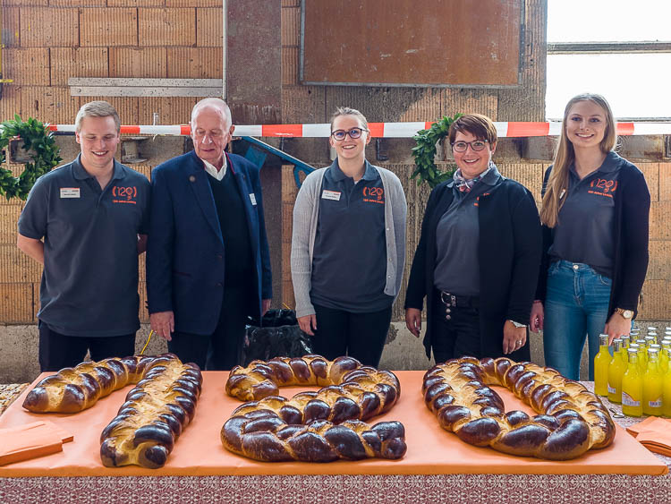 Das Lücking Catering Team präsentiert einen riesigen Hefezopf in Form einer 120.