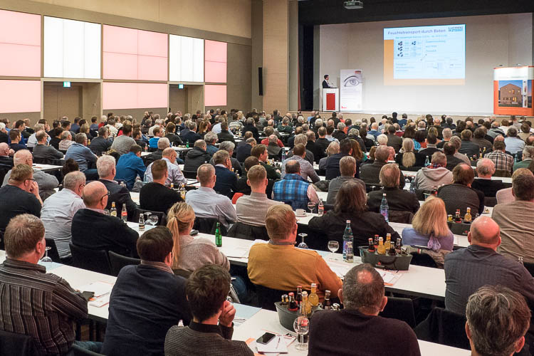 Zahlreiche Teilnehmer am Lücking Bau-Symposion lauschen den Vorträgen im Goldsaal der Westfalenhallen Dortmund